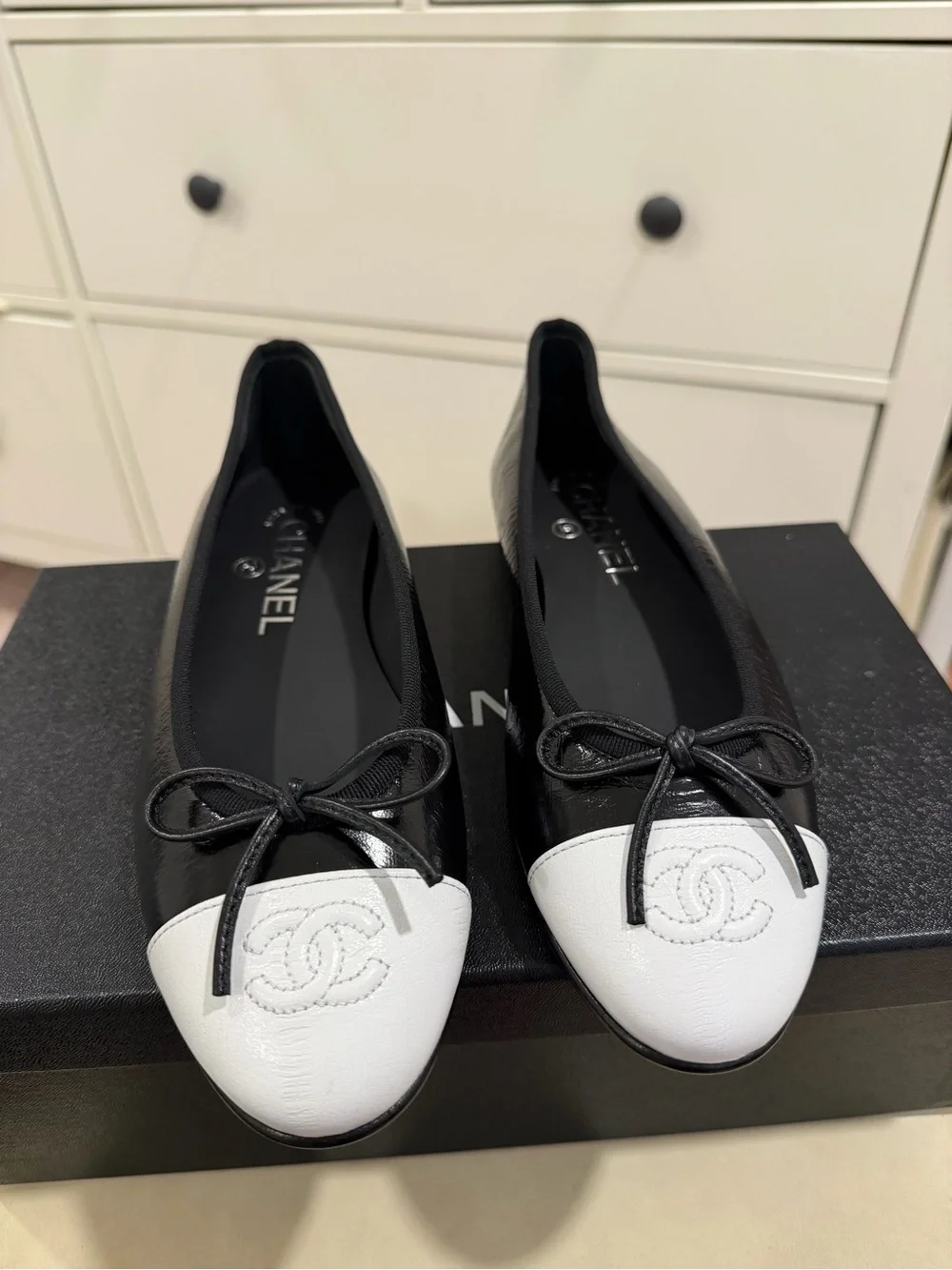 CHANEL 26S Ballet Flats in Black/White Crumpled